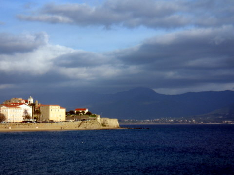 Ajaccio, Napoléon vous salue bien.